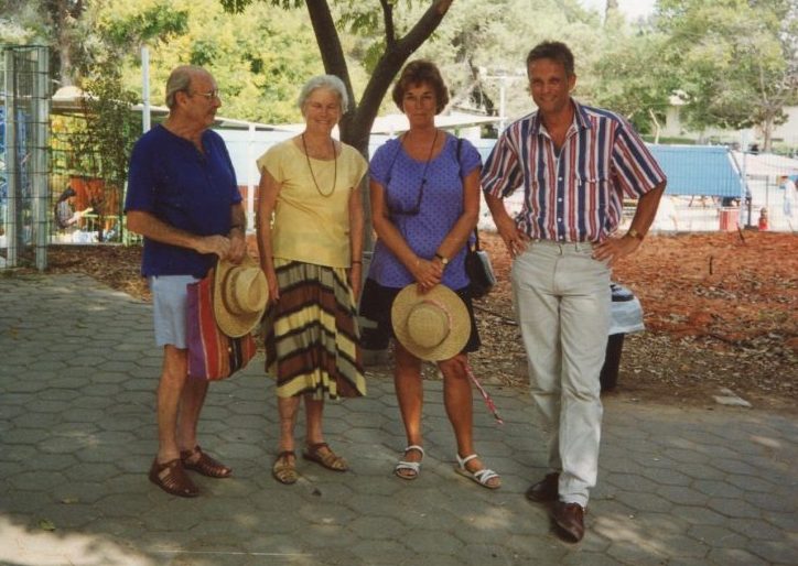 Yehuda en Truus met Gon en Jelle